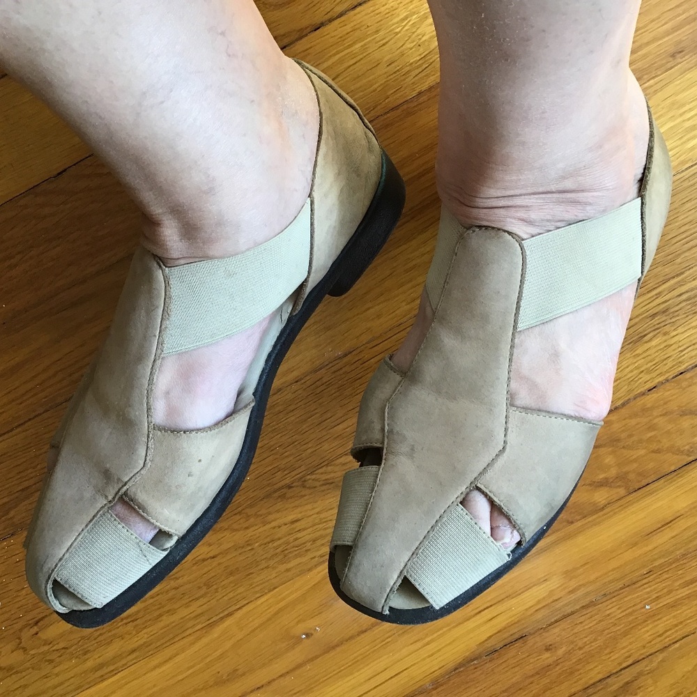 Free add on 🎁 leather flat sandals